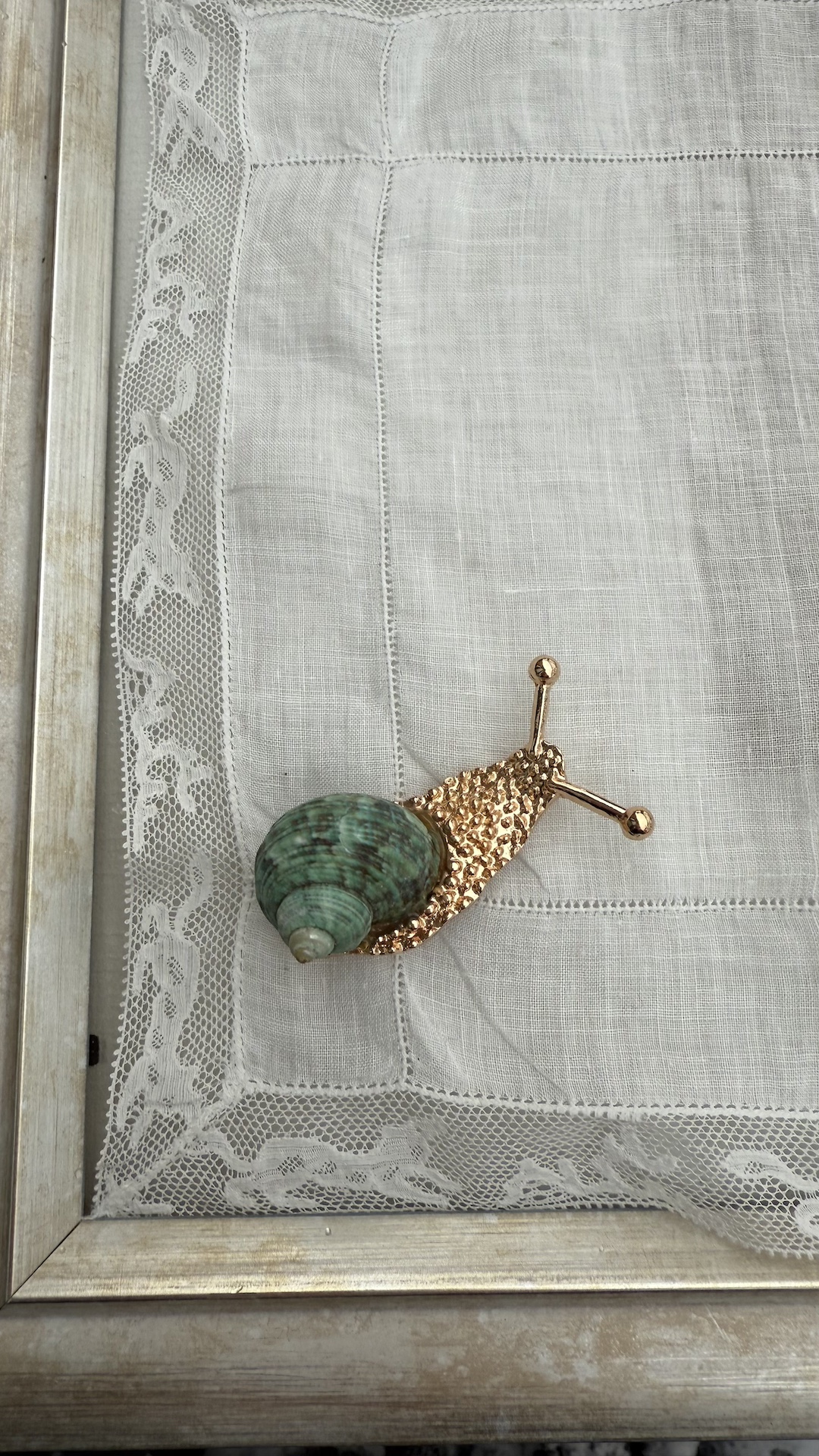 Брошь в виде улитки