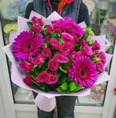 Букет с герберами и кустовыми розами