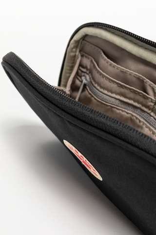 Картинка кошелек Fjallraven Kanken Travel Wallet 550 Black - 5