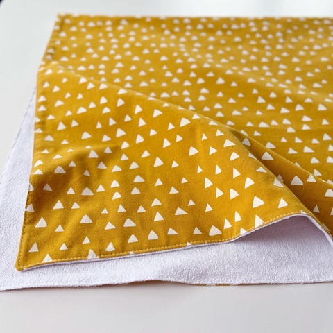 Непромокаемая пеленка из теплого хлопка "Треугольники горчица"