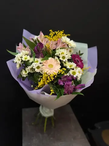 Букет из весеннего микса цветов