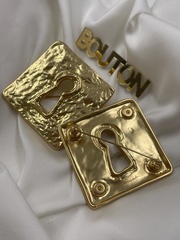 Брошь Скиап. золотистая квадратная с замочной скважиной