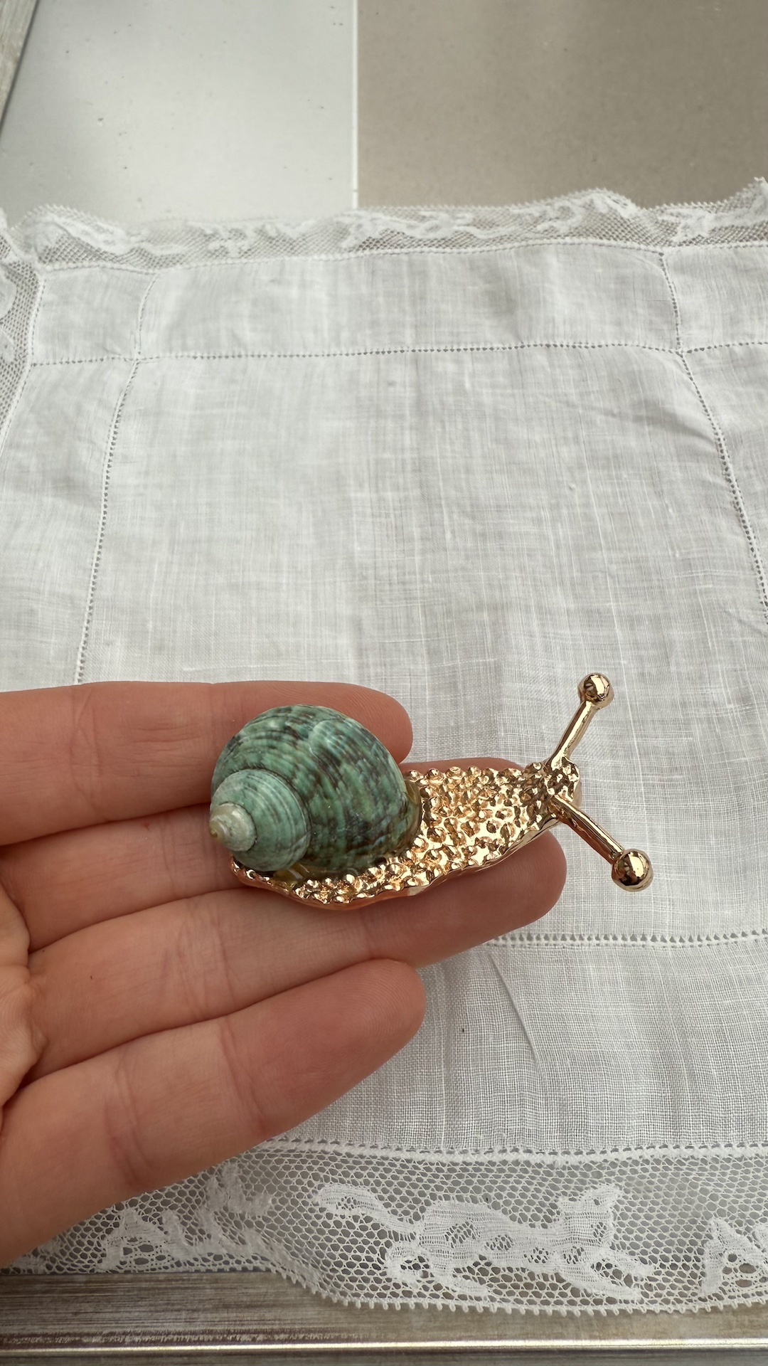 Брошь в виде улитки