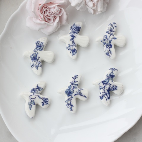 Подвеска фарфоровая Птичка (белый с синим) 34*42 мм S045