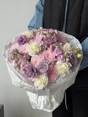 Букет из хризантемы, диантусов, маттиолы и лизиантуса