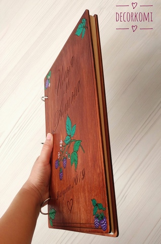 Книга пожеланий из дерева с гравировкой имен и ручной раскраской