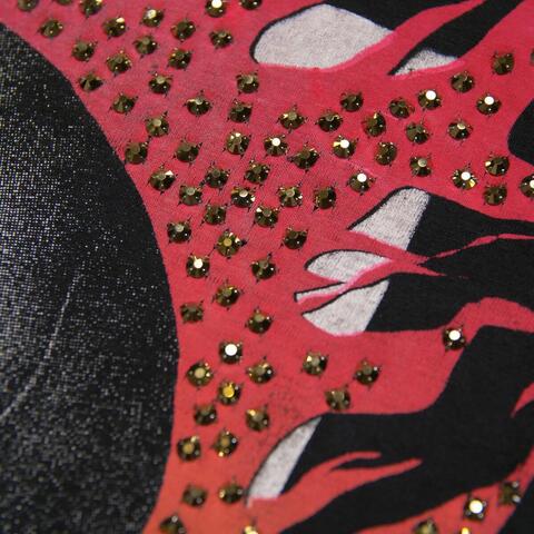 The Saints Sinphony | Футболка мужская DIAMOND LANE SKULL TEE BLACK AND RED STN002 принт спереди пламя и стразы
