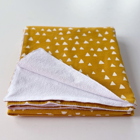 Непромокаемая пеленка из теплого хлопка "Треугольники горчица"