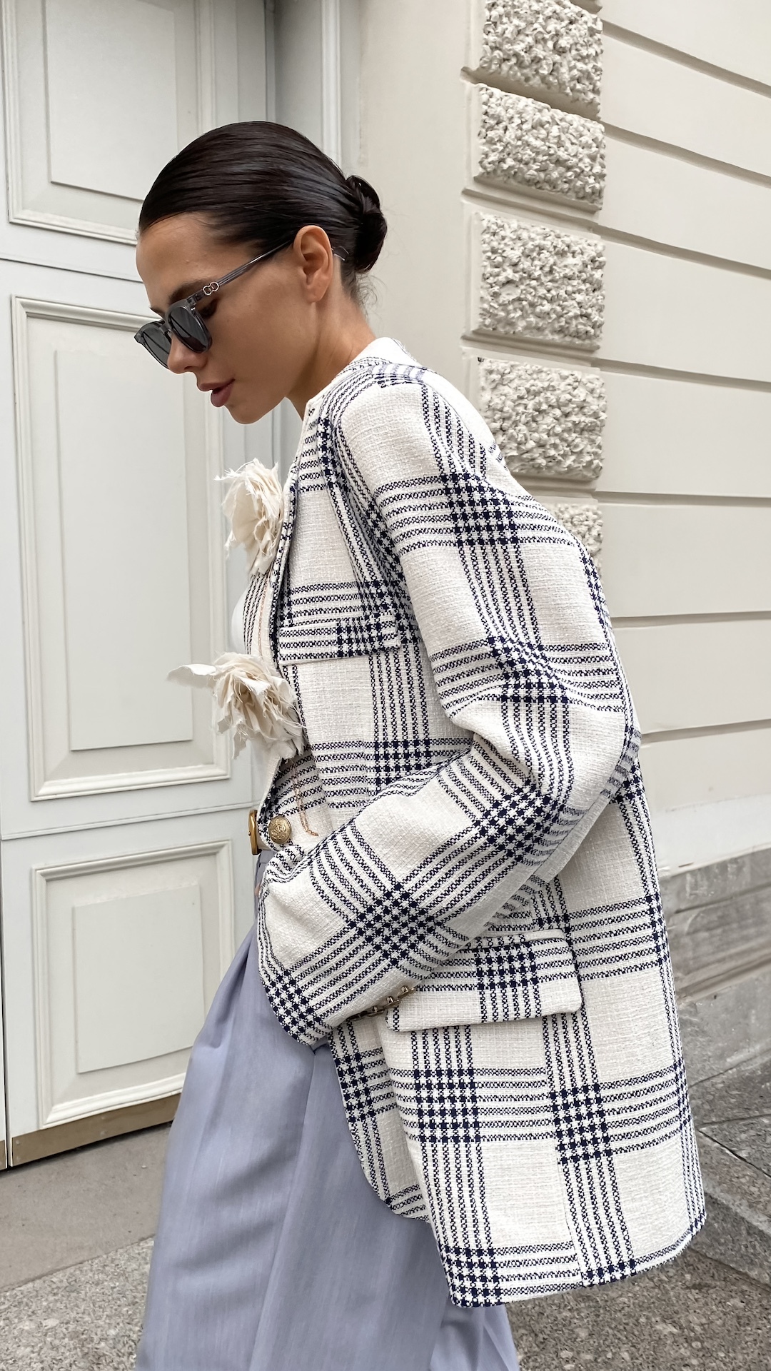 Хлопковый блейзер oversize в клетку и с брошками на воротнике