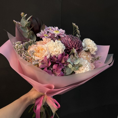 Букет из хризантемы, гвоздик и кустовых роз