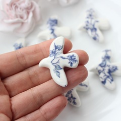 Подвеска фарфоровая Птичка (белый с синим) 34*42 мм S045