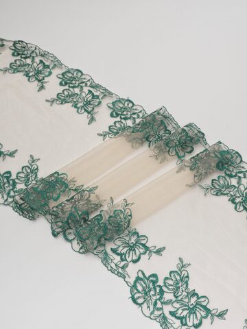 Вышивка на сетке телесная с зеленым неэластичная ширина 23 см