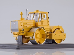 Roller SD-802 T-150 yellow 1:43 Start Scale Models (SSM)