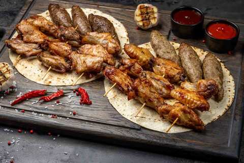 Ассорти крылышек и кебабов