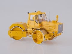 Roller SD-802 T-150 yellow 1:43 Start Scale Models (SSM)