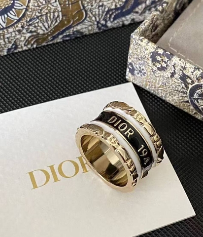 Стильное широкое CDIOR кольцо с черной эмалью