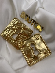 Брошь Скиап. золотистая квадратная с замочной скважиной