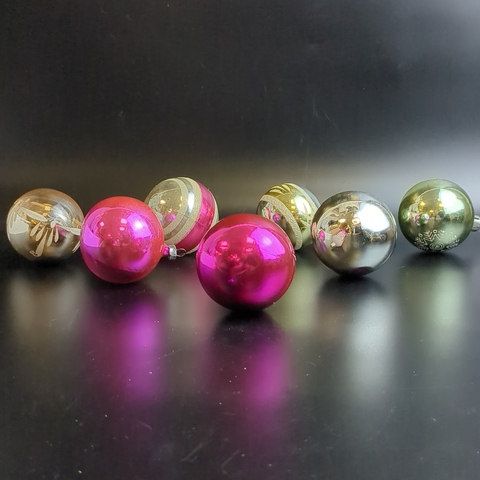 Ёлочные игрушки набор из 7 разных шариков, стекло, ручная роспись, подвесные, винтаж времён СССР 1960-1980 гг. Советские ёлочные игрушки и украшения. Состояние и комплектация на фото.