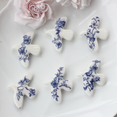 Подвеска фарфоровая Птичка (белый с синим) 34*42 мм S045