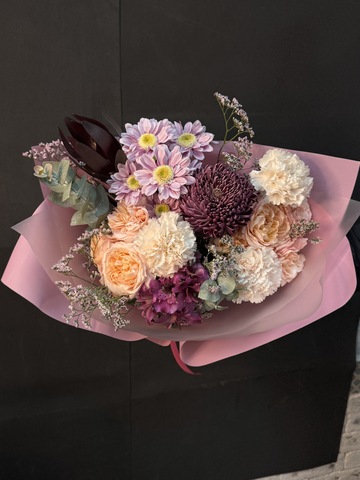 Букет из хризантемы, гвоздик и кустовых роз