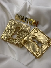 Брошь Скиап. золотистая квадратная с замочной скважиной