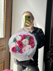 Букет из кустовых роз, оксипеталума и хризантемы