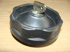 Пробка бензобака 469 с ключом (пластик)