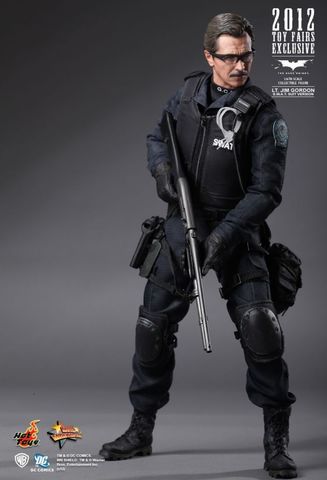 The Dark Knight Lt. Jim Gordon S.W.A.T. Suit Version) Exclusive