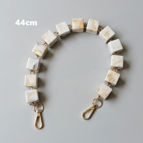 Ручка с бежевыми квадратными бусинами S-07