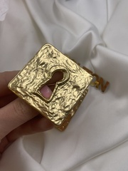 Брошь Скиап. золотистая квадратная с замочной скважиной