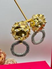 sergi-syurrealizm-v-stile-schiaparell-s-kruglymi-podveskami-i-mikrozhemchugom