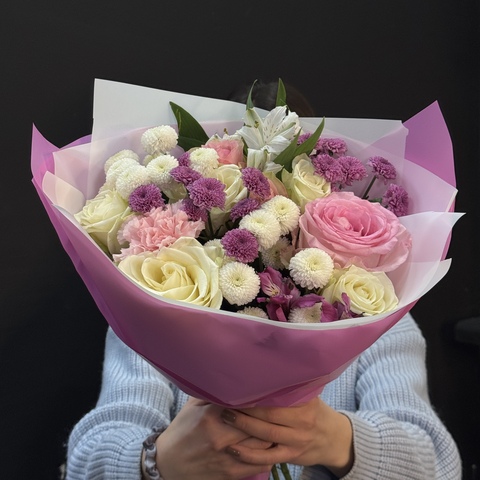 Букет из роз, сантини, альстромерий и гвоздики