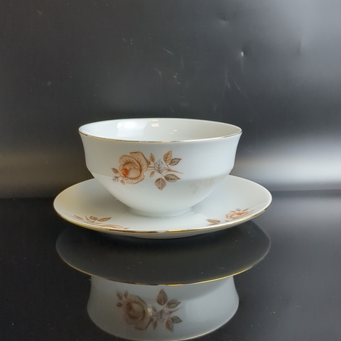 Бульонница цельная с блюдцем фарфоровая роспись, из сервиза "Коралловая роза", золочение, EPIAG D.F Чехословакия, винтаж времен СССР 1960-1990 гг.