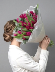 Букет из малиновых тюльпанов