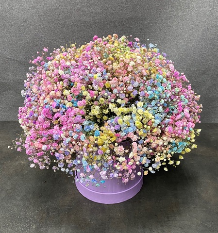 Коробка с радужной гипсофилой