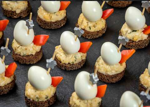 Канапе с перепелиным яйцом и сыром гауда, 20 шт.