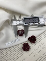 Пуговицы в форме розы бордовые
