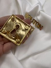 Брошь Скиап. золотистая квадратная с замочной скважиной