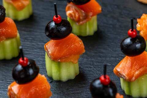 Канапе с семгой, огурцом и оливкой, 20 шт.