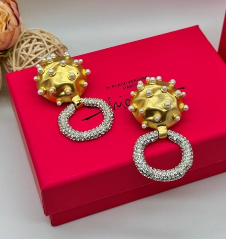 Серьги сюрреализм в стиле Schiaparell с круглыми подвесками и микрожемчугом