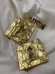 Брошь Скиап. золотистая квадратная с замочной скважиной