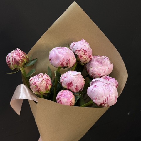 Букет из 9 пионов в крафте