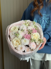 Букет из хризантемы, маттиолы, диантусов и одноголовых роз