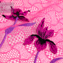 Ярко-розовое макраме с вышивкой крупными цветами