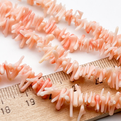 Коралл тонированный бусины, размер около 1-1,5*7-10 мм, цена за отрезок 19 см (1/2 нити)