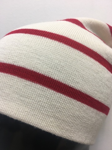 Зимняя двухслойная удлиненная шапочка бини c полосками. Тонкие красные полоски на белом фоне.