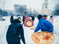 Гигантская сковорода с блинами