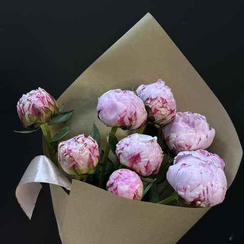 Букет из 9 пионов в крафте