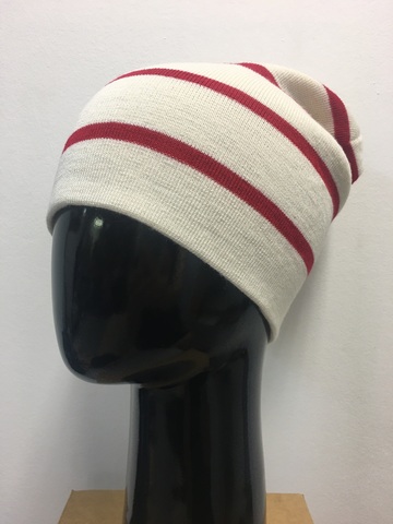 Зимняя двухслойная удлиненная шапочка бини c полосками. Тонкие красные полоски на белом фоне.