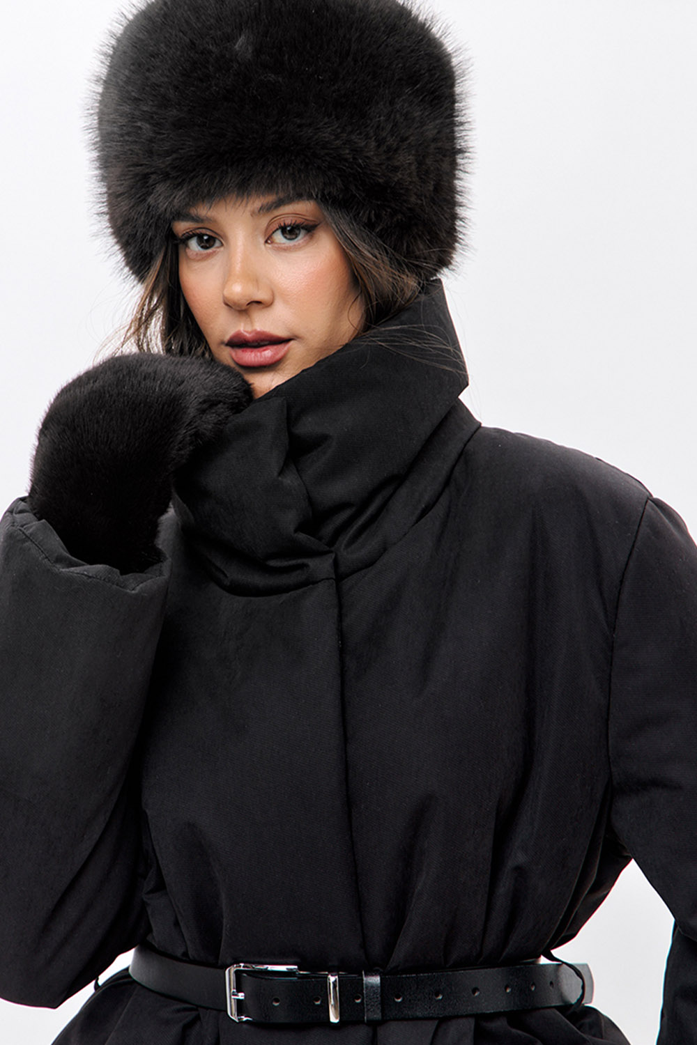 Варежки зимние из эко-меха черного цвета 990₽